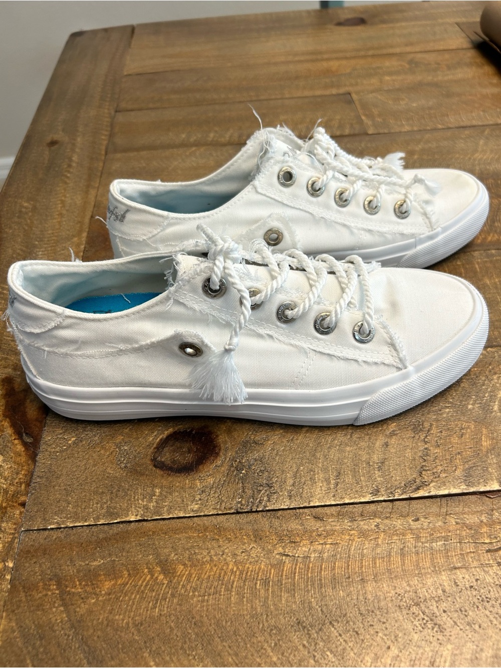 Slip on White Canvas Sneakers with Tassel Laces Blowfish Malibu Womens Sz 8 US